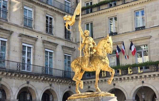 Quelle pucelle fut croquée par un greffier puis dévorée par les flammes ?